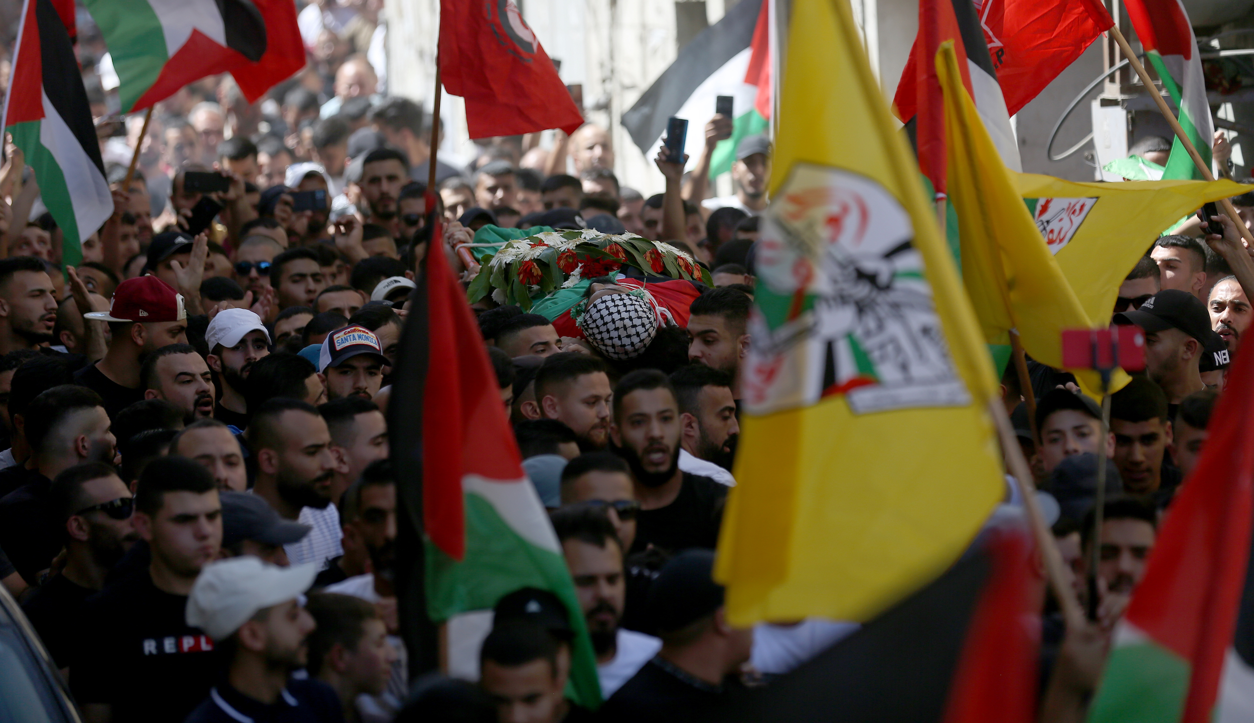 جانب من تشييع جثمان الشهيد محمد شحام  في مخيم قلنديا شمال القدس المحتلة (عدسة: حمزة شلش/ وفا)
